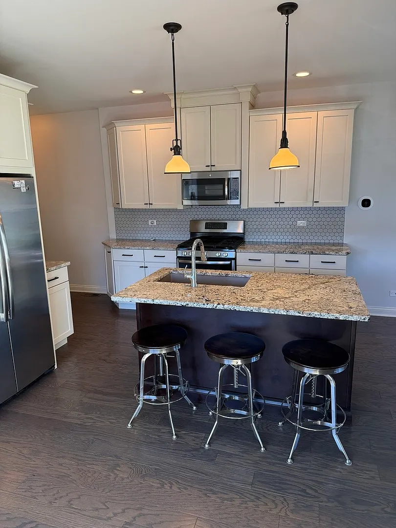 2 bed, 2.5 bath, 1325 sqft, $2,675 — Photo 3
