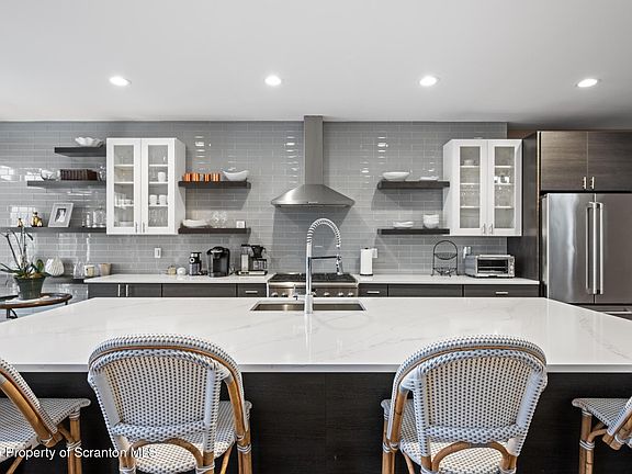 4th image of 302 Thackeray Close