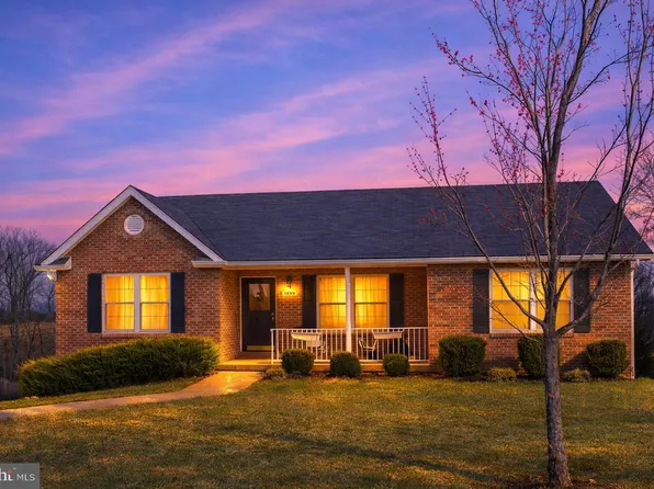 1076 Stuart Dr, Front Royal, VA 22630