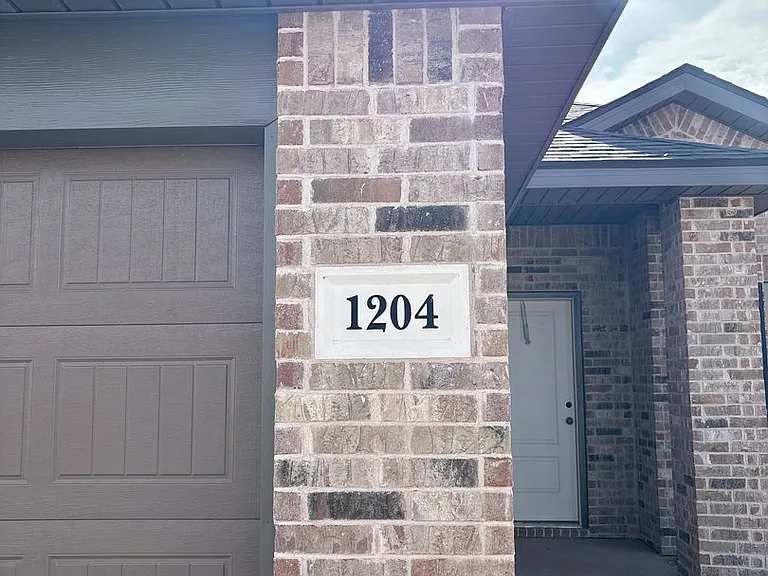 1204 Cottonwood Ave — Photo 1