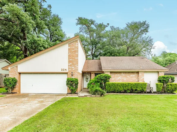 224 Banyan St, Lake Jackson, TX 77566