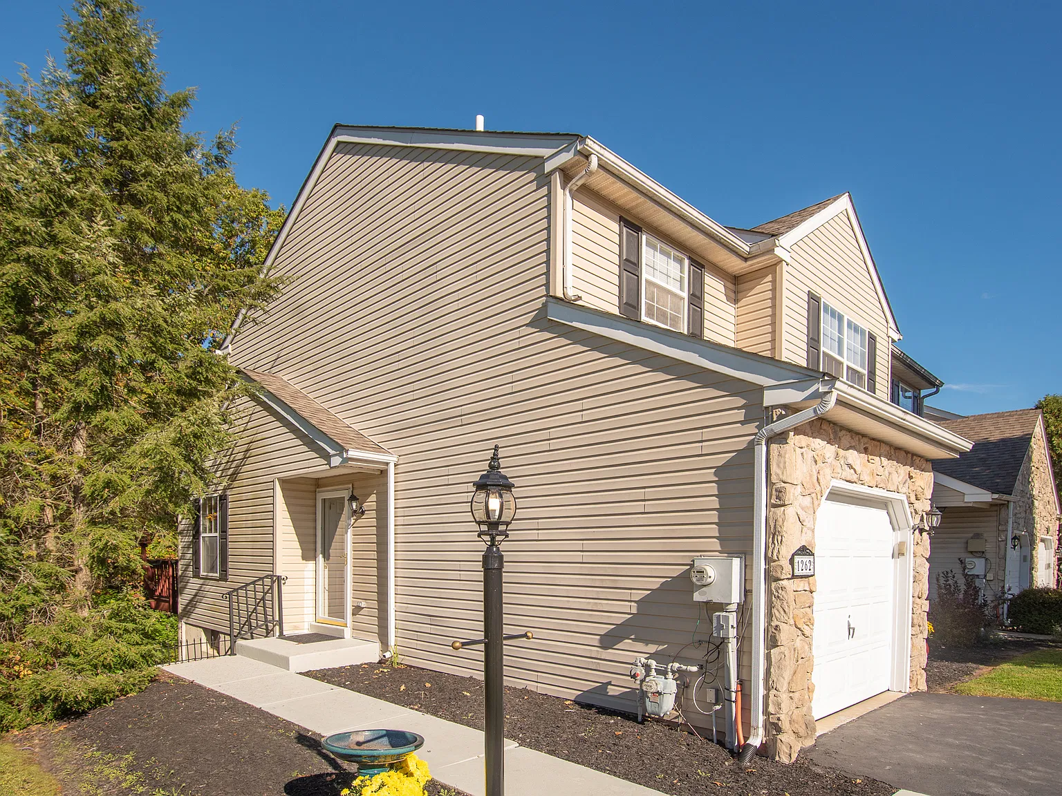 3 bed, 2.5 bath, 1673 sqft, $3,300 — Photo 3