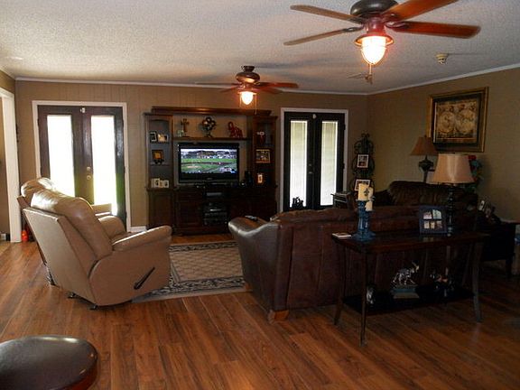 3rd image of 202 Aspen Dr