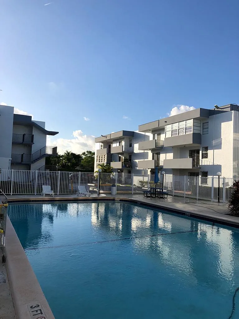 2 bed, 866 sqft, $2,200 — Photo 3