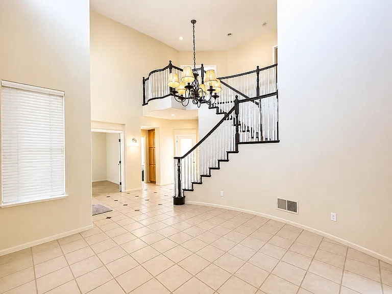 2830 Ashland Dr — Photo 2