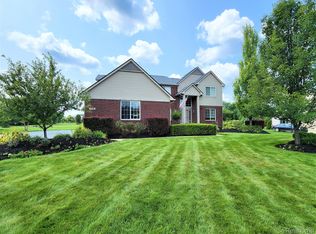 10198 Otter Dr, South Lyon, MI