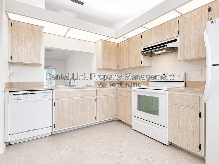 320 SW 3rd Pl #2 — Photo 14