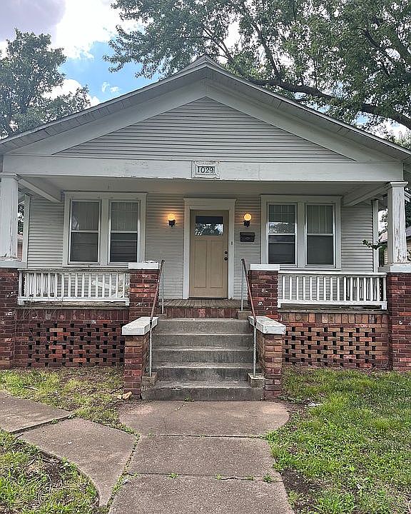 Large inviting front porch!