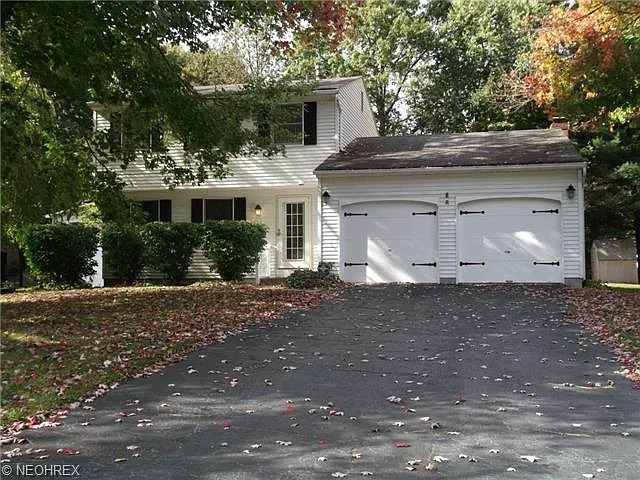 7749 Sutton Pl NE photo 1