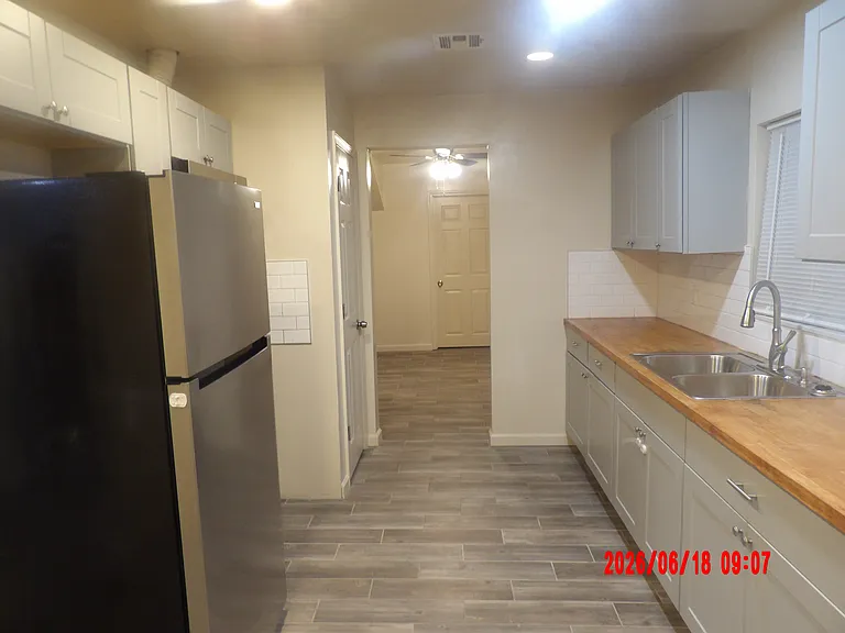 1716 N Jordan Ave — Photo 5