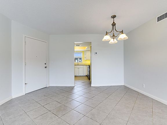 5th image of 124 Shore Ct APT 202