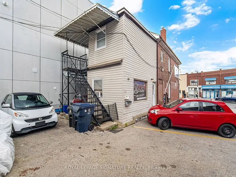 3331 Dundas St W — Photo 1