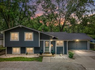 3200 Newton Rd, Commerce Township, MI 48382