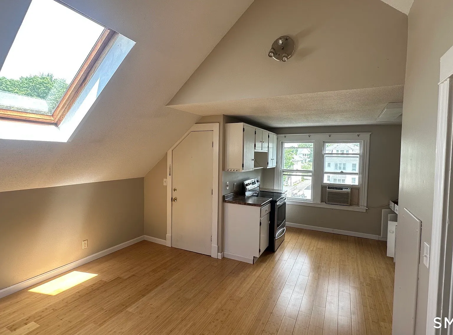 2 bed, 1.0 bath, 733 sqft, $2,000 — Photo 1