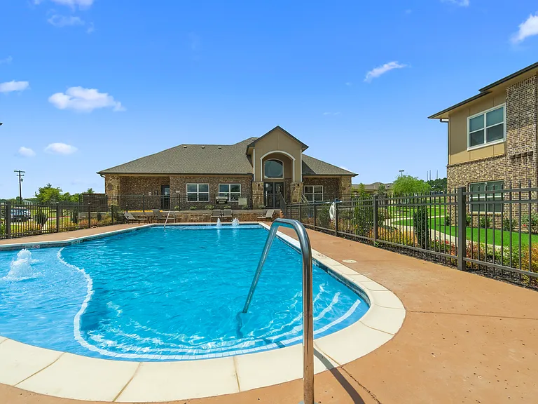Willow Creek Apartments — Photo 31