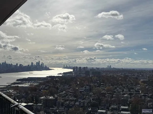 200 Winston Dr APT 2717, Cliffside Park, NJ 07010
