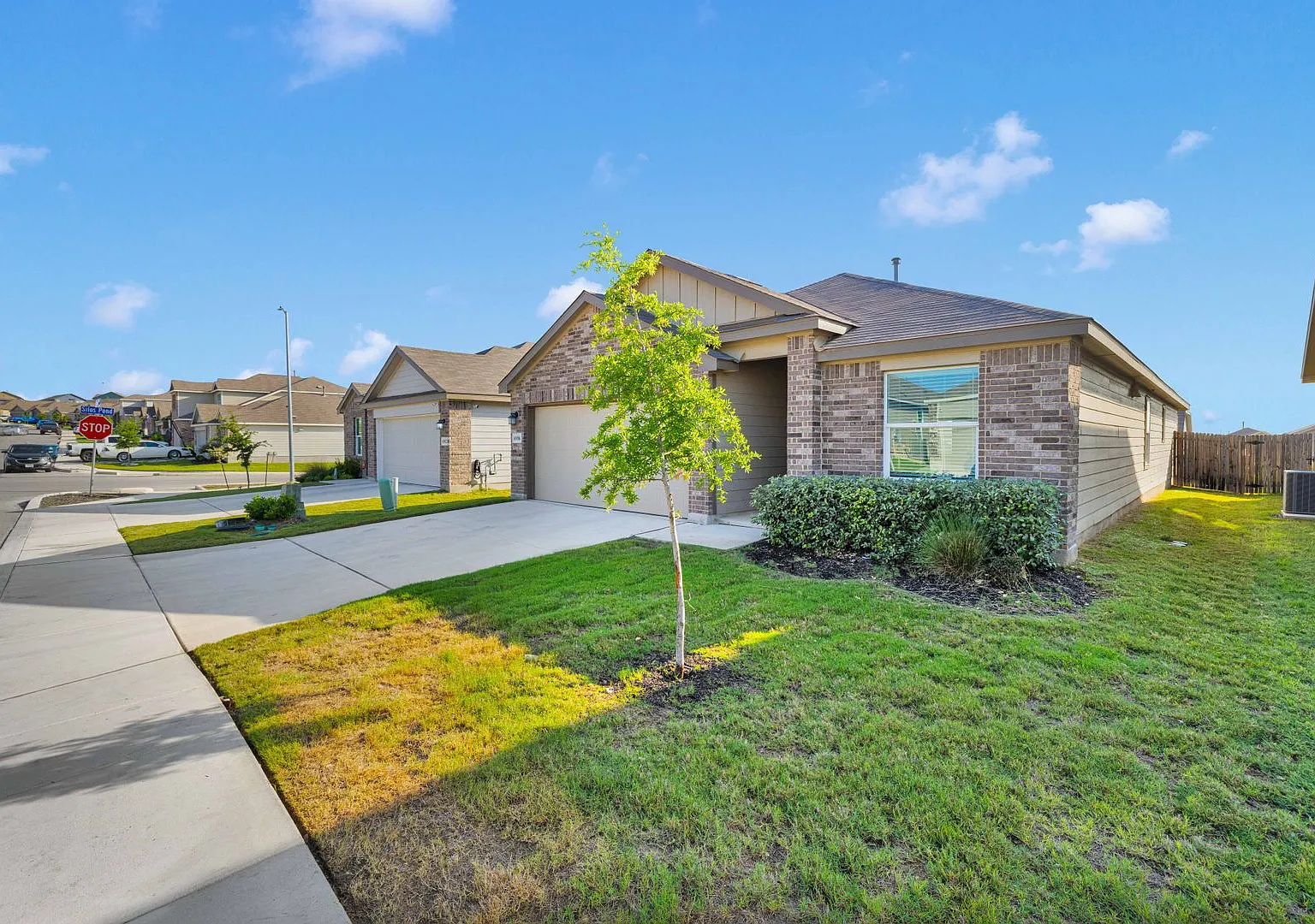 Charming 3-Bedroom Home in the Desirable Silos Community — Photo 3