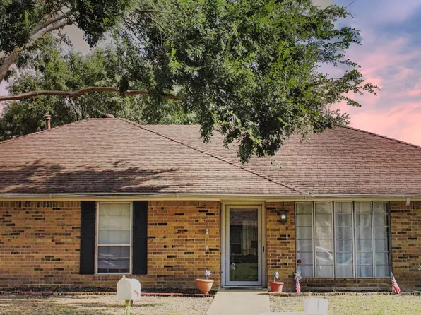 1922 Middle Glen Dr, Carrollton, TX 75007