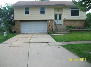 613 Newberry Dr, Streamwood, IL