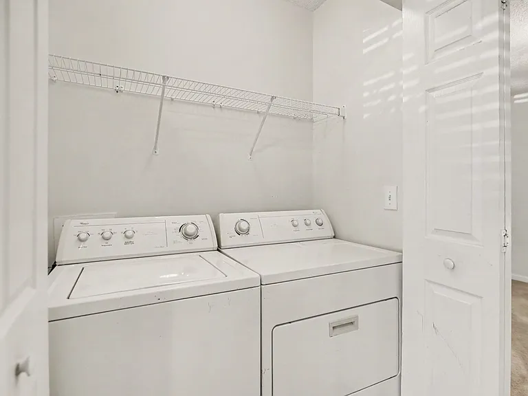 1043 Penny Ln — Photo 4
