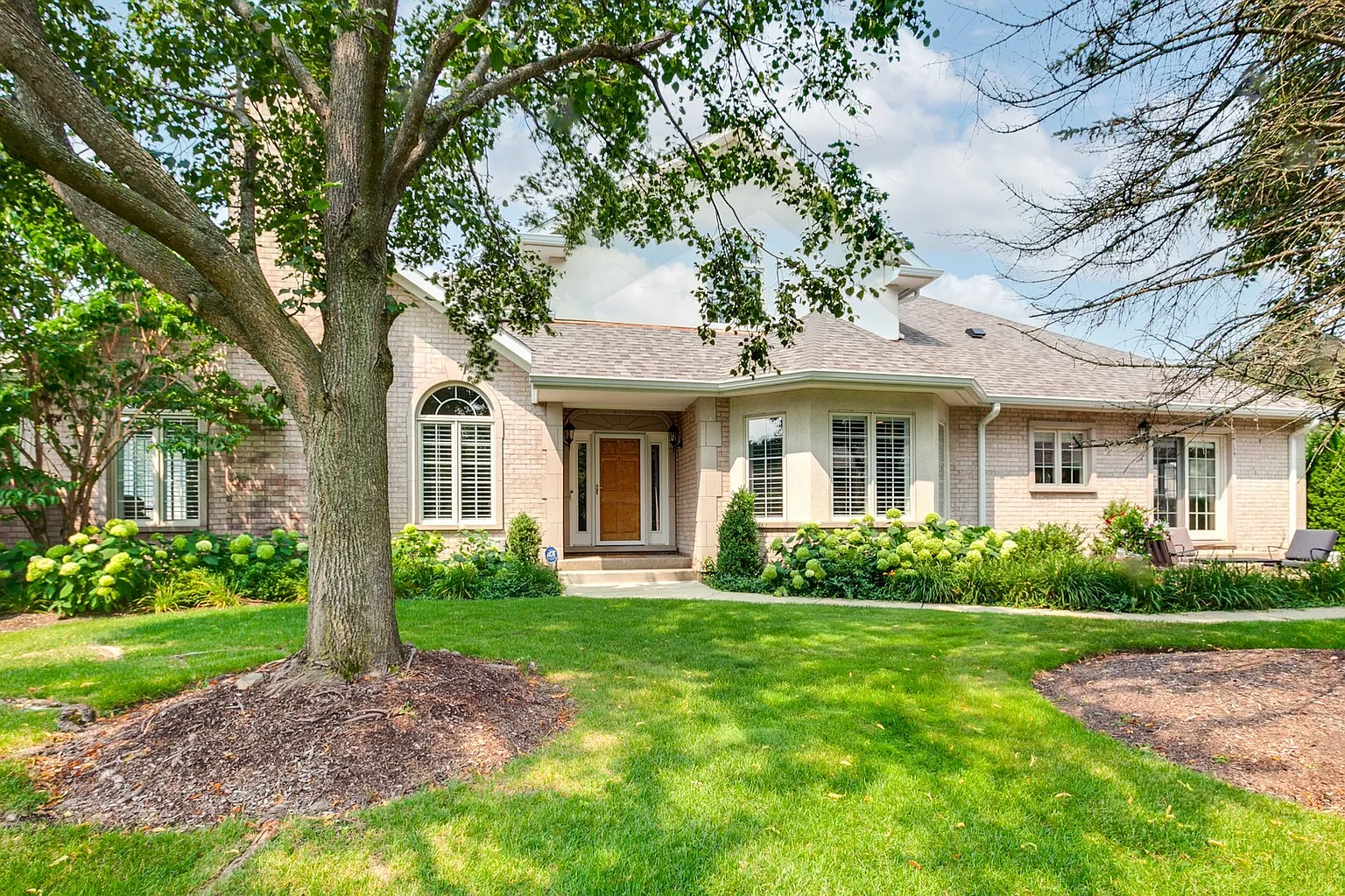 1118 Pine Oaks Cir photo 1