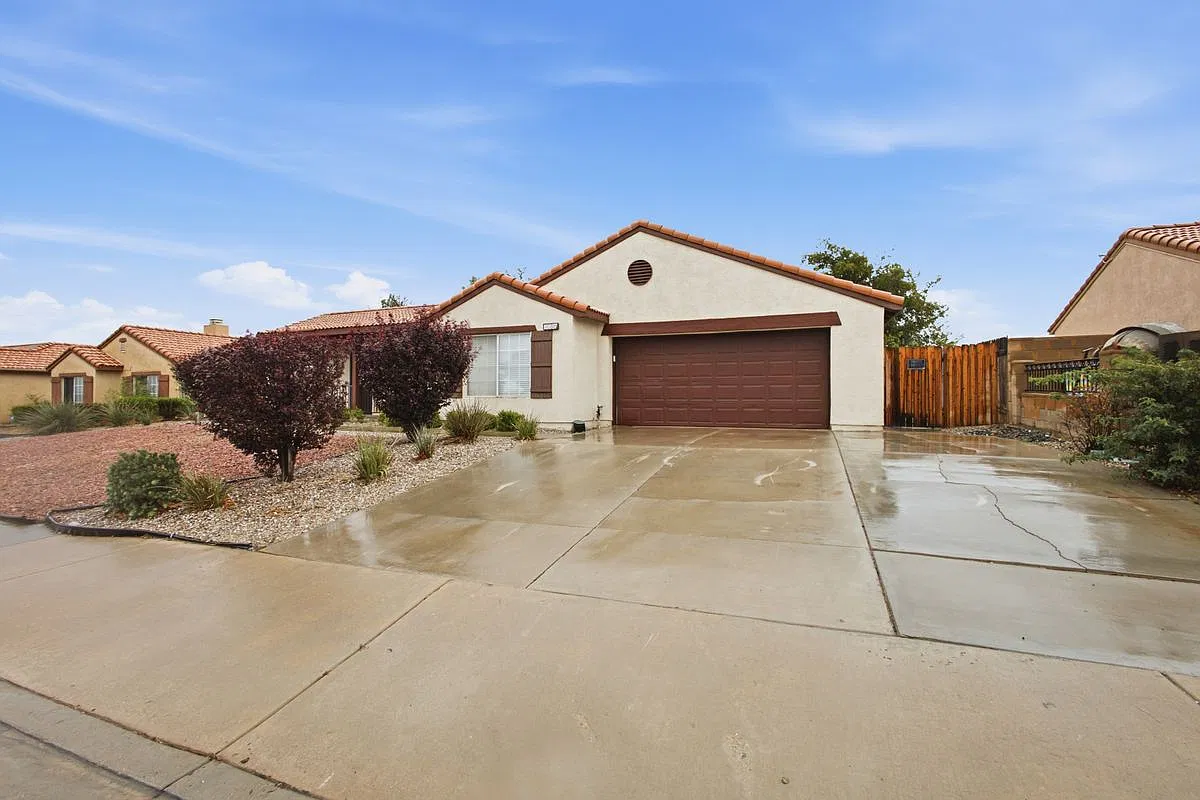 3 bed, 2.0 bath, 1326 sqft, $2,100 — Photo 1