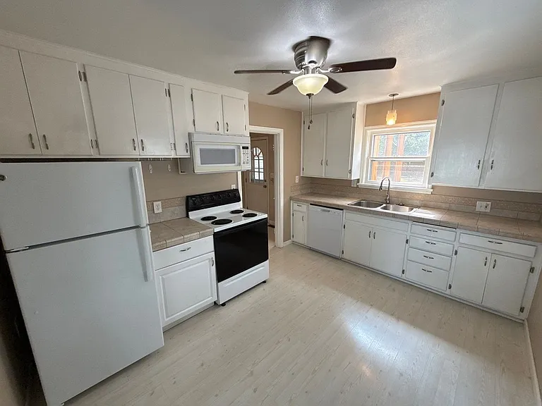 4627 Thorman Ave NE — Photo 6