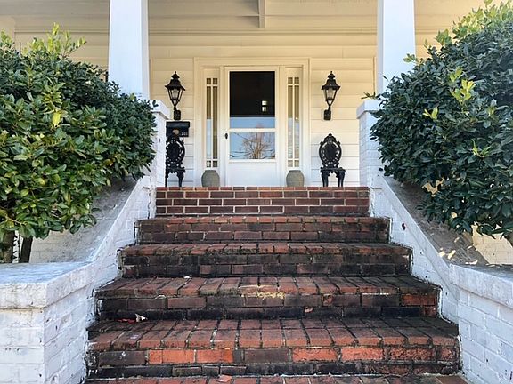 2nd image of 303 S Lincoln Blvd