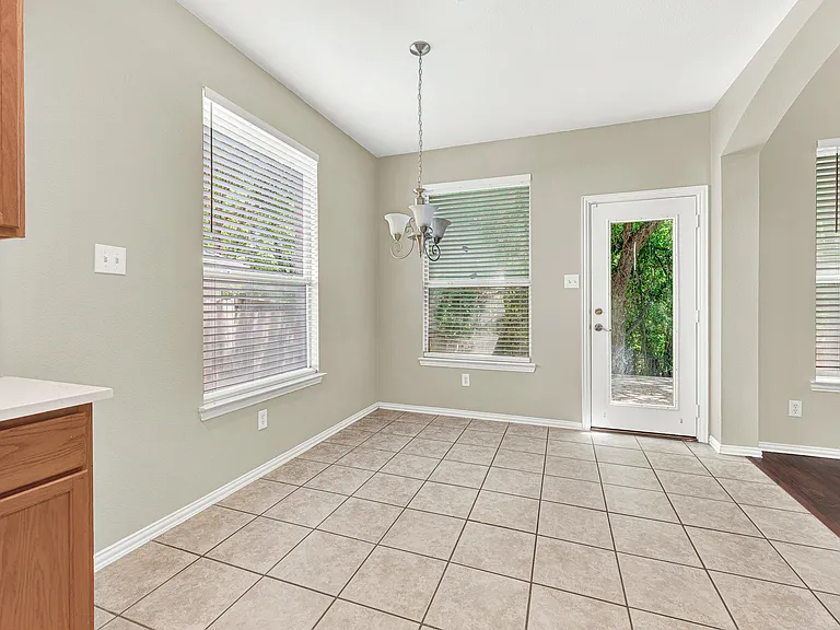 4450 Sharpsburg Dr — Photo 4