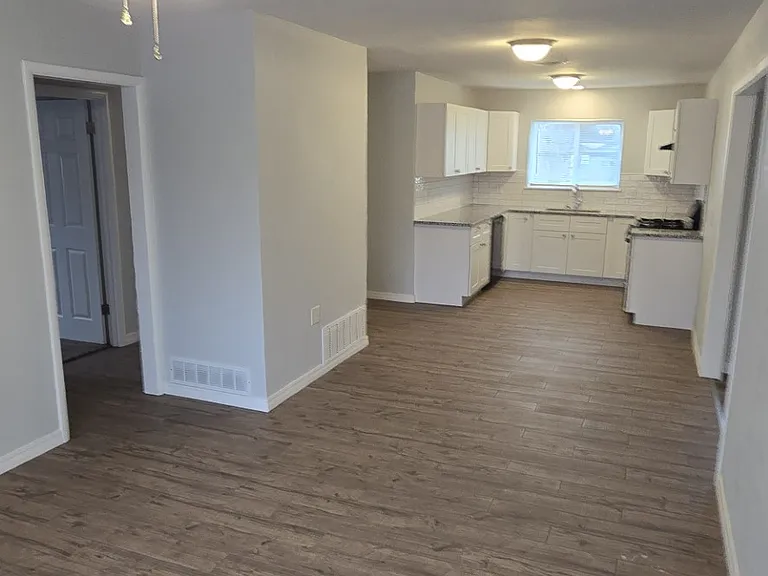 909 Van Horn St — Photo 4