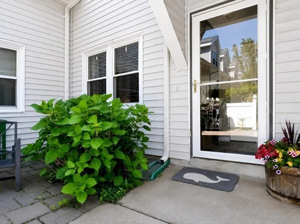 26 School St APT 7, Hull, MA 02045
