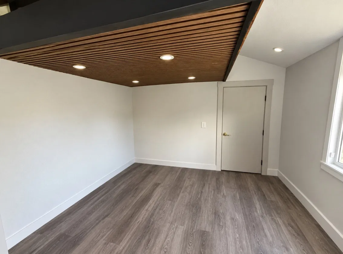 810 E Indiana Ave — Photo 4