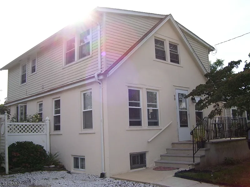 90 Neptune Pl photo 1
