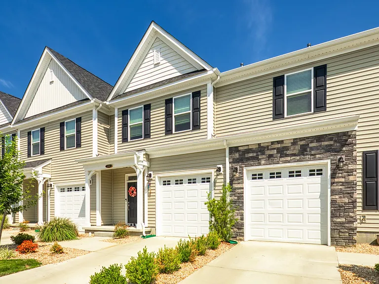 Hillpoint Preserve Townhome Apartments — Photo 3