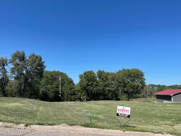 3 Terrace Cir, Concordia, KS 66901