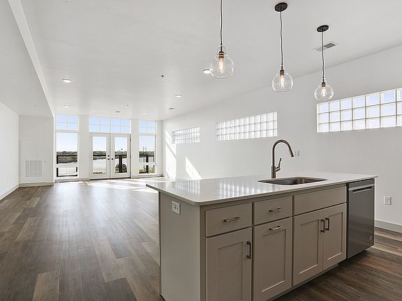 4th image of 102 N Broadway APT 501