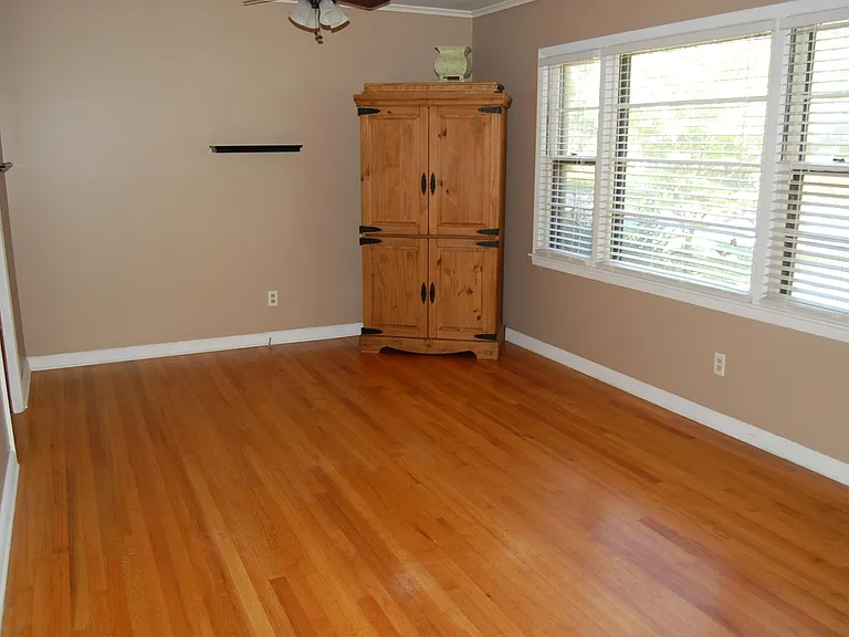 1523 Ivy Rd — Photo 4