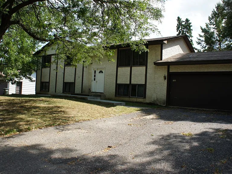 1092 Shryer Ave W — Photo 1