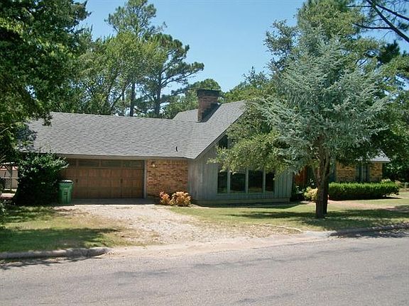 3rd image of 704 W Pecan St