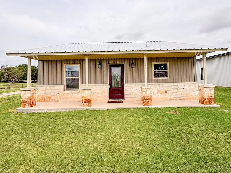 1105 E Navarro Ave — Photo 1