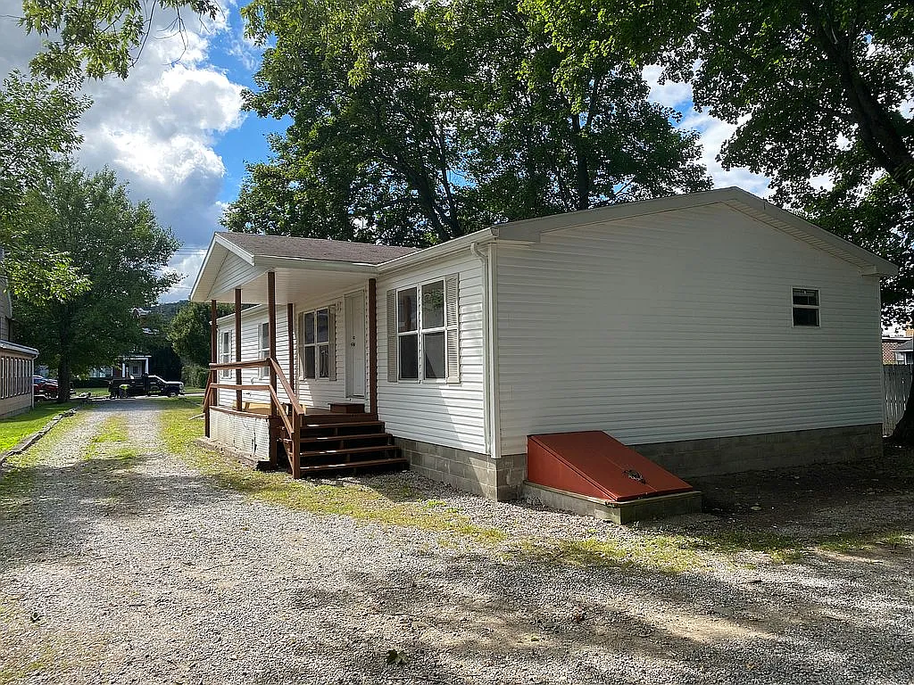 27 E Main St photo 1