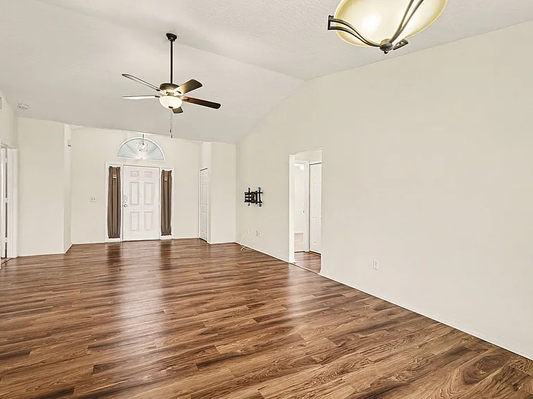 880 Vocelle Ave — Photo 6