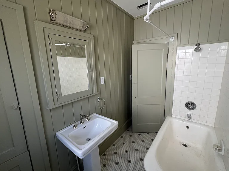 242 W 10th St — Photo 15