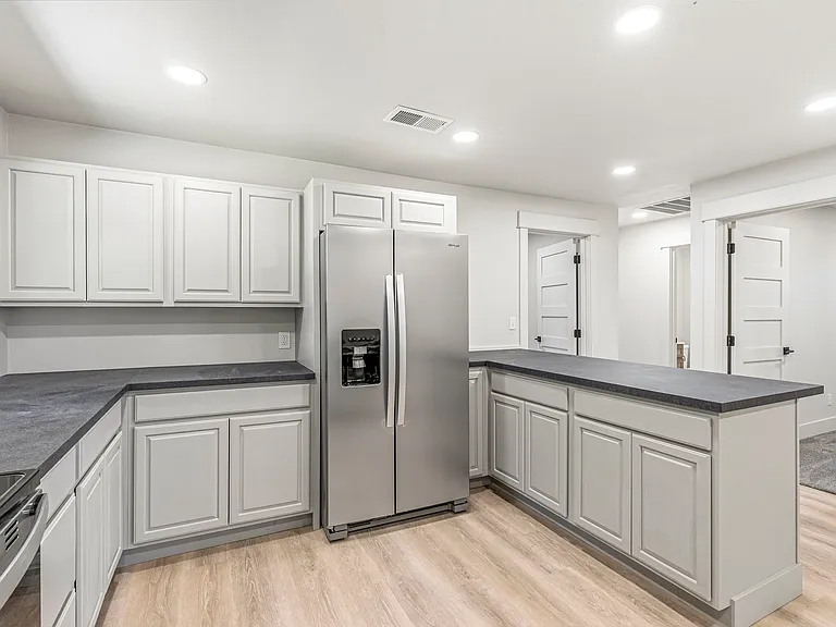 305 W 8th St — Photo 11