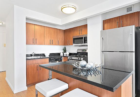 4th image of 20 West St APT 36G