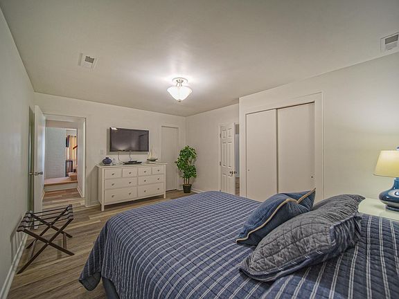 3rd image of 195 Peninsula Point Dr