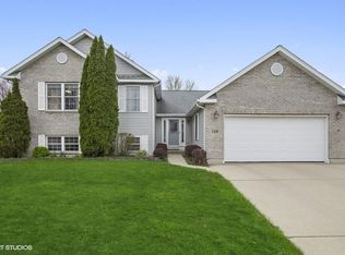 1530 Portage Ln, Woodstock, IL 60098