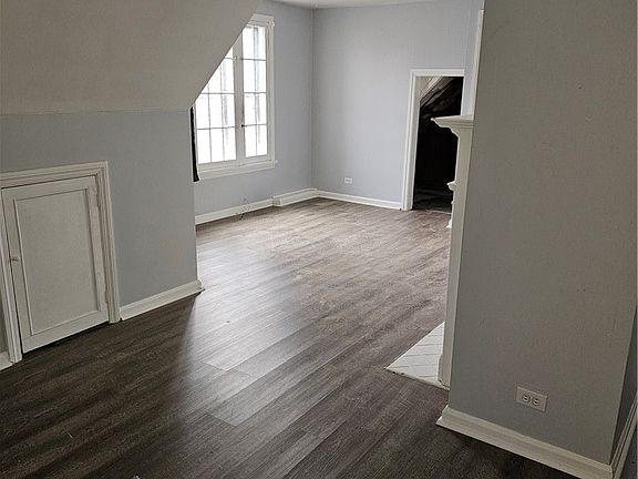 3rd image of 832 Hoover Rd