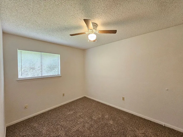 111 Bridle Dr — Photo 16