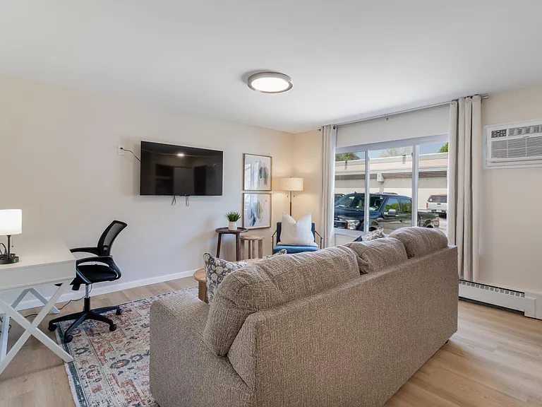 53 Hollywood Ct — Photo 12